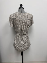 Load image into Gallery viewer, Women’s French Connection Short Sleeve Top, XS
