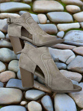 Load image into Gallery viewer, Women’s Diba High Heels Size 9
