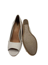 Load image into Gallery viewer, Women’s Tom’s Dress Shoes, 6.5
