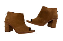Load image into Gallery viewer, Women’s Ugg Boots, 9.5

