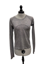 Load image into Gallery viewer, Women’s Lululemon Long Sleeve Top, 6

