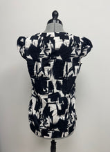 Load image into Gallery viewer, Women’s Fred David Sleeveless Blouse, Small

