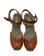 Load image into Gallery viewer, Women’s Natural Comfort Sandals, size 7.5
