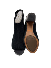 Load image into Gallery viewer, Women’s Clarks Shoes,  US 6
