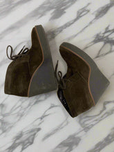 Load image into Gallery viewer, Women’s Aquatalia Shoes, Size 5.5
