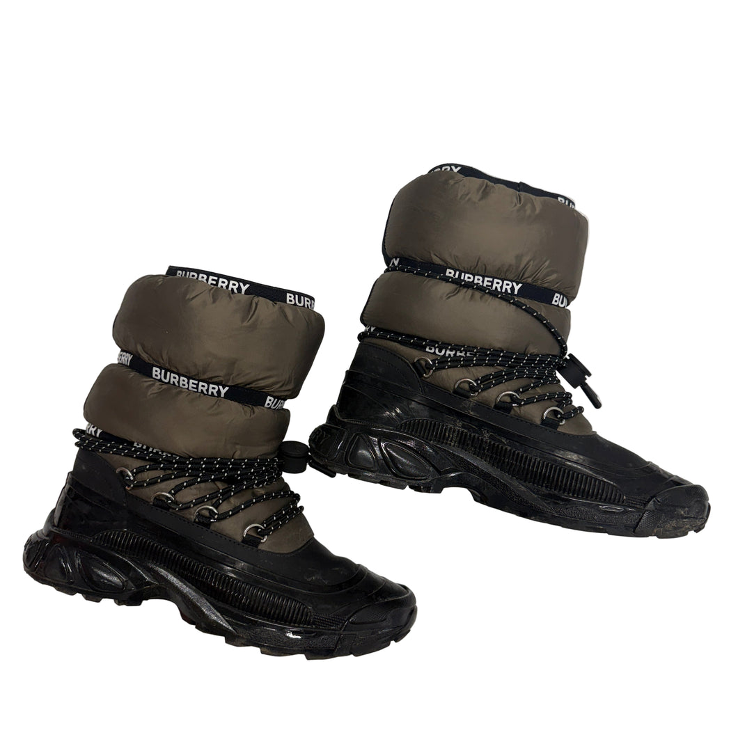 Women’s Burberry Boots, 35