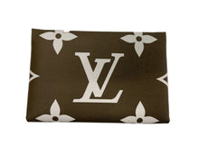 Load image into Gallery viewer, Louis Vuitton Clutch
