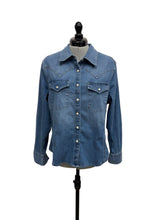 Load image into Gallery viewer, Women’s Gap Long Sleeve Denim Jacket, Large

