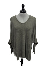 Load image into Gallery viewer, Women’s JM Made in Italy Long Sleeve Sweater, Medium
