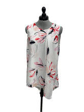 Load image into Gallery viewer, Women’s Melanie Lyne Sleeveless Blouse, Size 6

