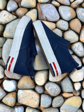 Load image into Gallery viewer, Women’s Biakuang Sneakers, Size 8
