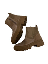 Load image into Gallery viewer, Women’s Lucky Brand Leather Boots, 8
