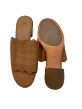 Load image into Gallery viewer, Women’s FRYE Sandals, US 8
