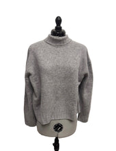 Load image into Gallery viewer, Women’s Banana Republic Long Sleeve Sweater, XSmall
