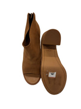 Load image into Gallery viewer, Women’s Ugg Boots, 9.5
