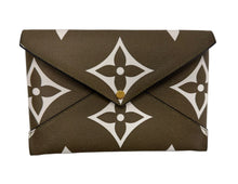 Load image into Gallery viewer, Louis Vuitton Clutch
