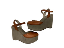 Load image into Gallery viewer, Women’s Natural Comfort Sandals, size 7.5
