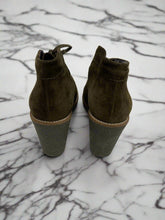 Load image into Gallery viewer, Women’s Aquatalia Shoes, Size 5.5
