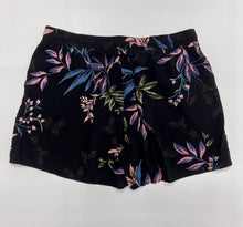 Load image into Gallery viewer, Women’s Reitmans Shorts, Size 4
